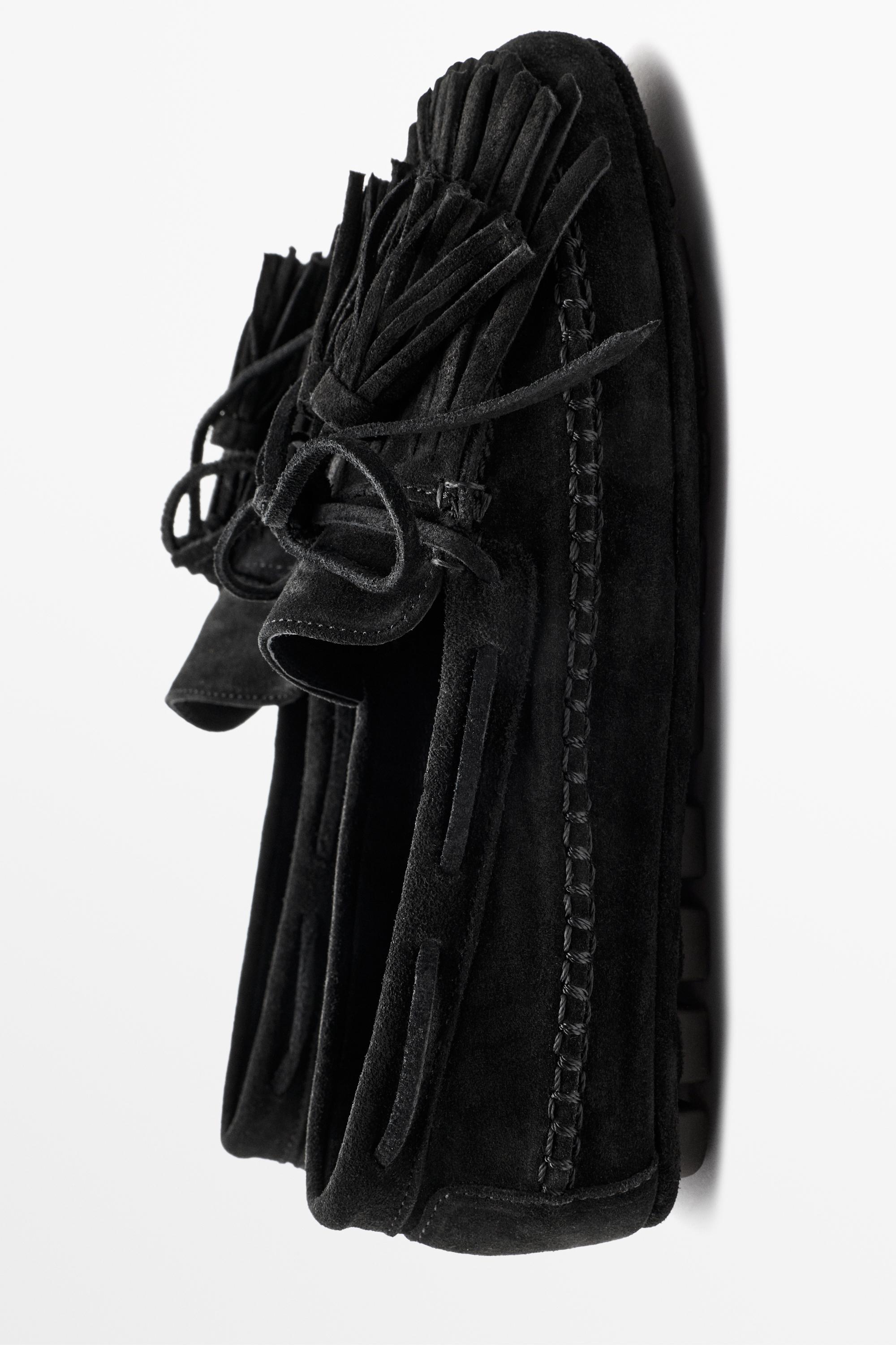 Mocassin en cuir à franges et pompons